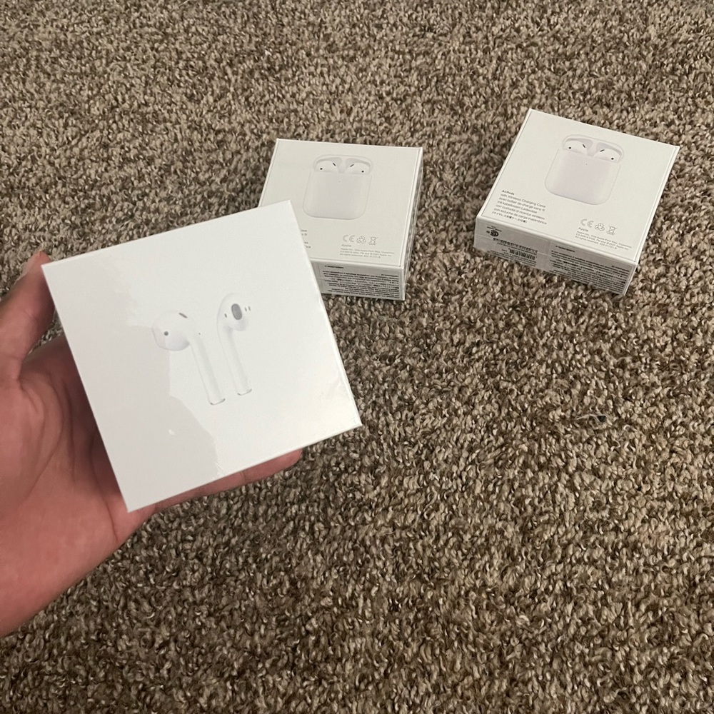 AirPods - Picture 5 of 5